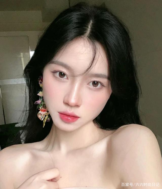 显白口红适合夏季低饱和度,适合夏天的显白口红