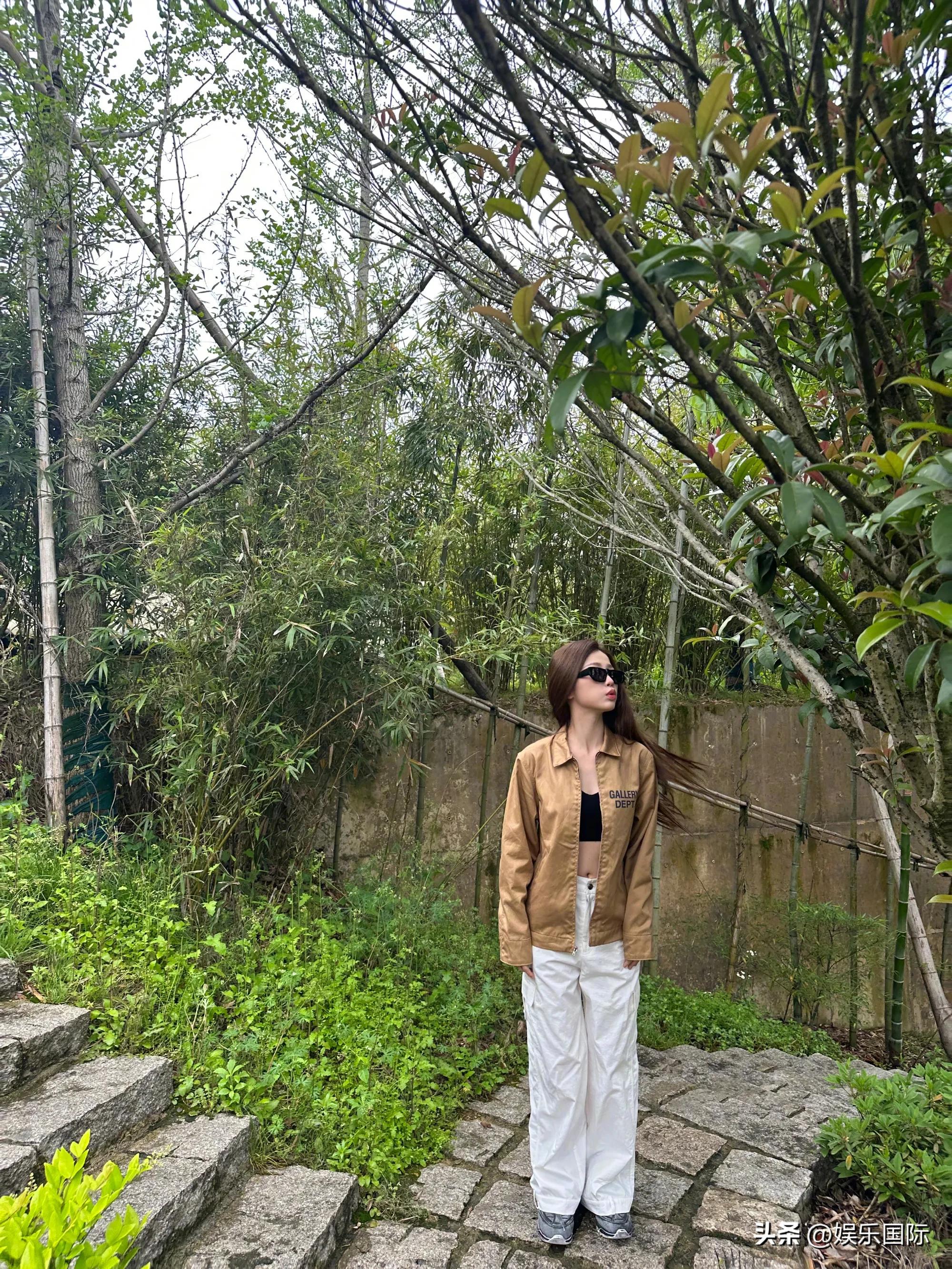 虞书欣蓝色抹胸裙造型超甜,虞书欣吊带黑裙造型走红毯