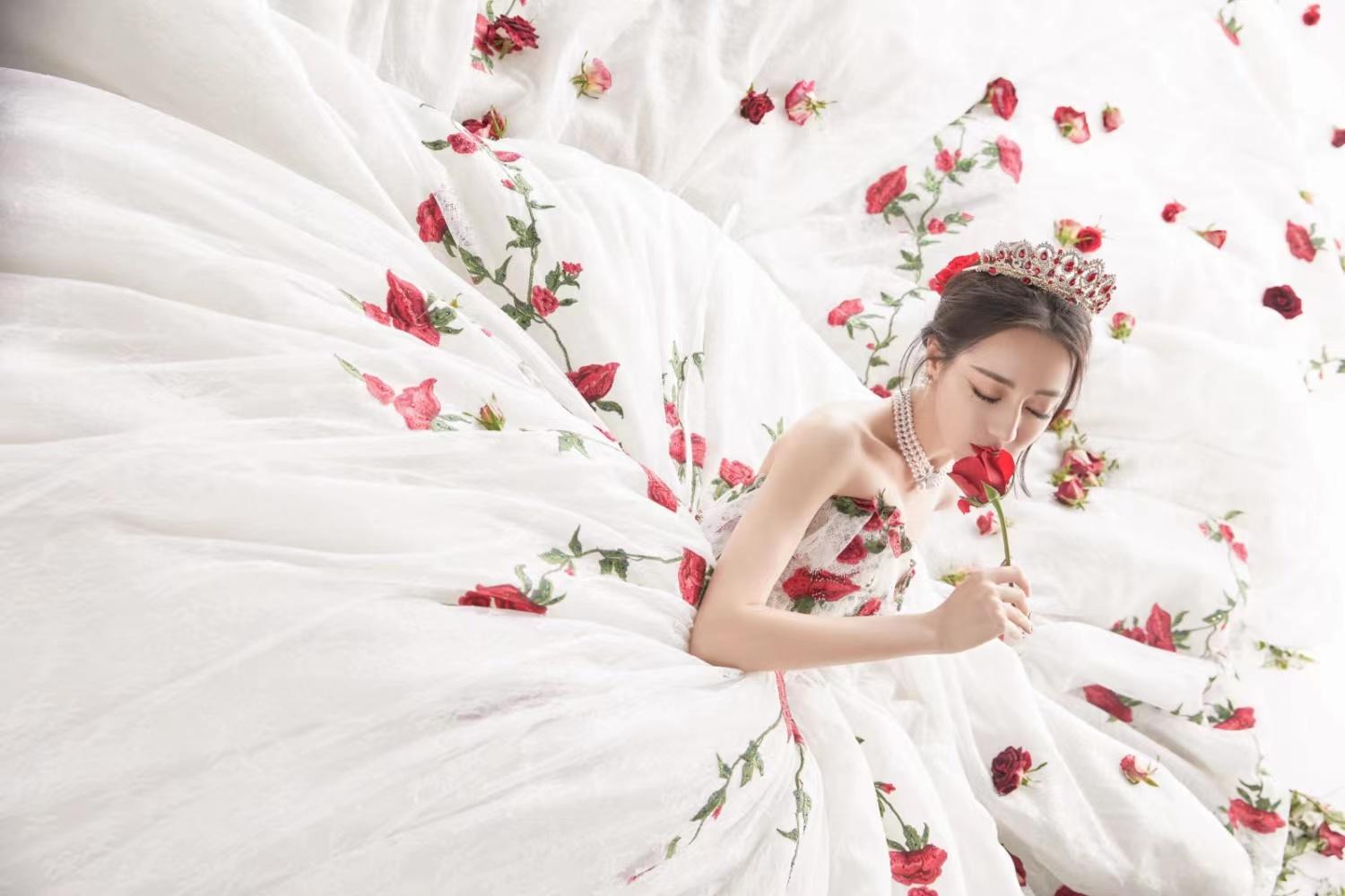 “酥胸半露”却偏要捂着,故作矜持,有一种尴尬叫迪丽热巴玩性感