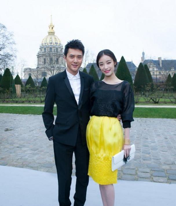 助理伺候明星捏脚,助理伺候明星跪下打伞