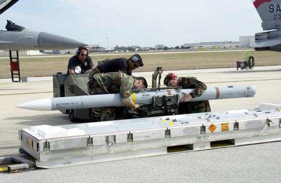 美国*伤杀**性*器武**赴台！台媒彻底“飘了”，嚣张放言称：敢打第一枪