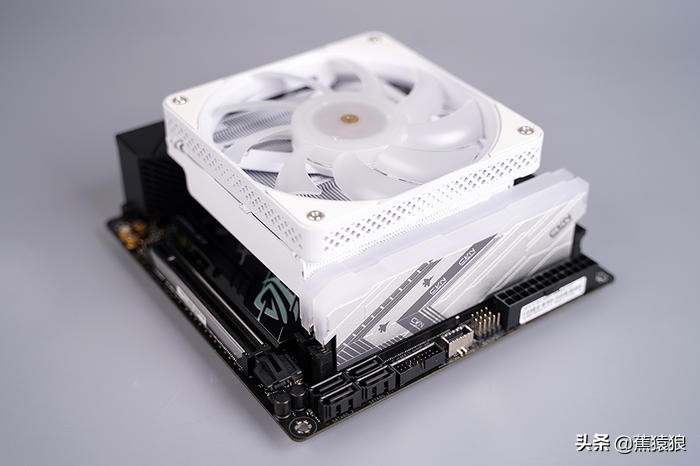 12600K+STRIXB660-I+RTX3060，AKLLAA5立式ITX机箱装机展示