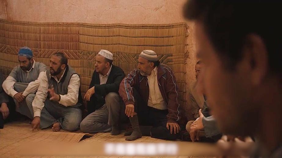 揭露印度女性悲惨的电影，孕妇上山挑水男人在家玩乐，越看越揪心