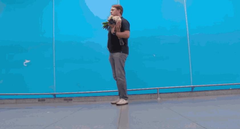 美国男子爱上巴西21岁女模特，男子多次前往巴西与她约会