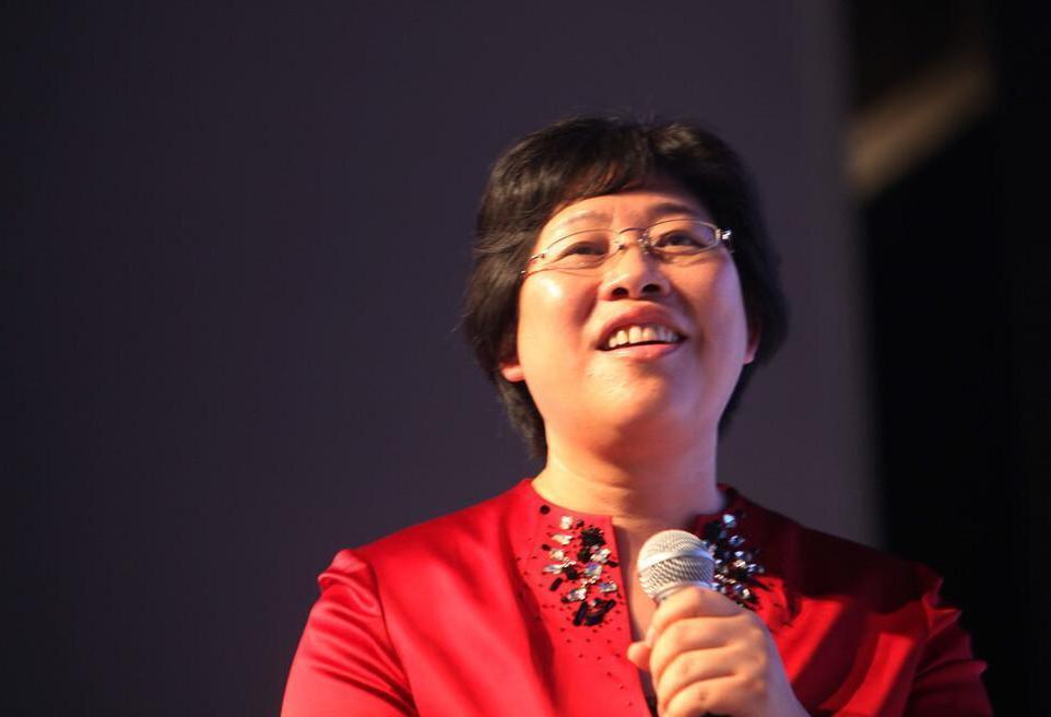 一部手机卖99元，坚持20年不倒闭的荣秀丽，是如何生存至今的