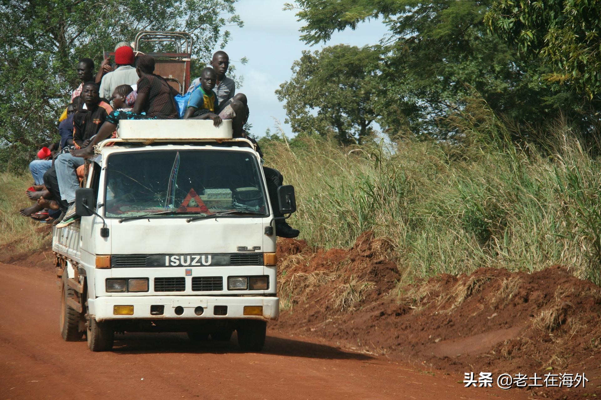 乌干达中国人一个月工资多少,华人在丹麦打工一年挣多少钱