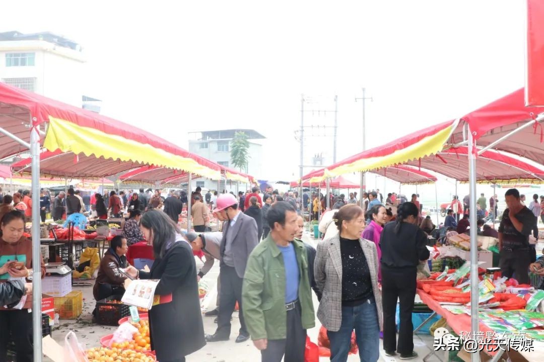 天柱县蓝田镇:疏导马路市场树立文明新风