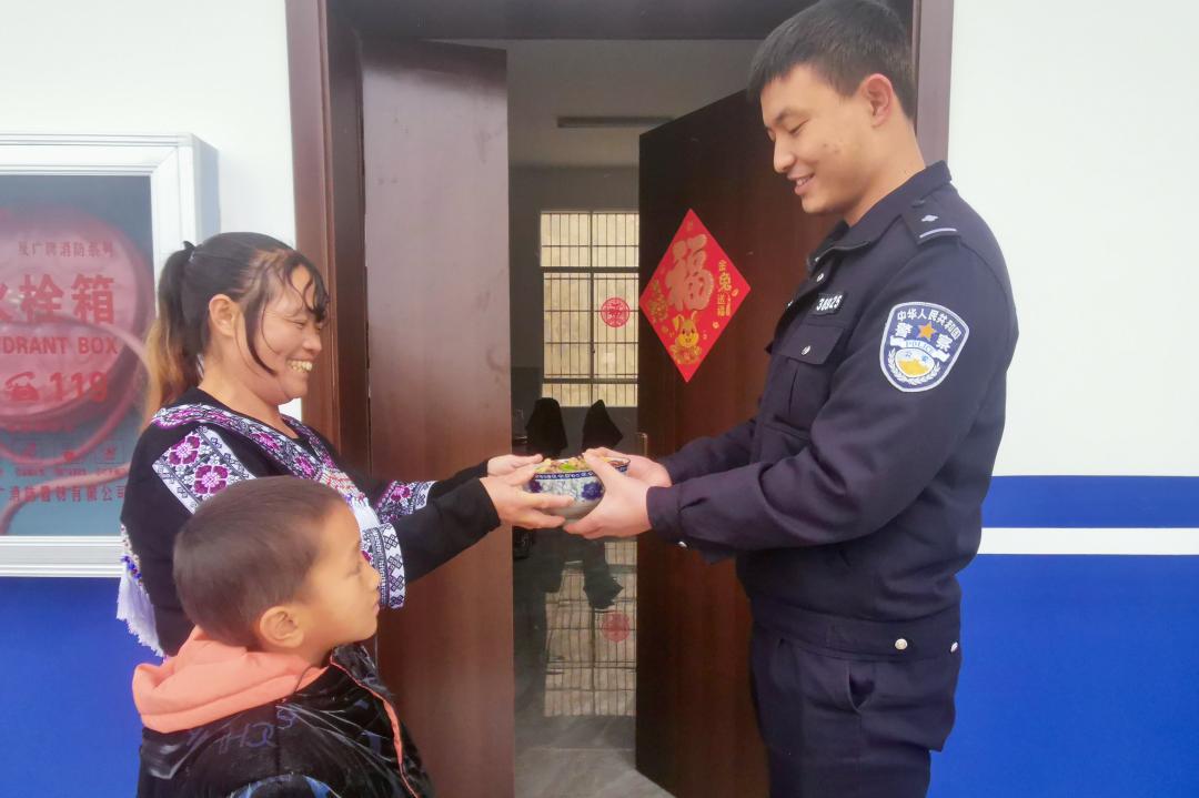 新春走基层风雪边关收到暖心年货,新春走基层年货走俏年味浓