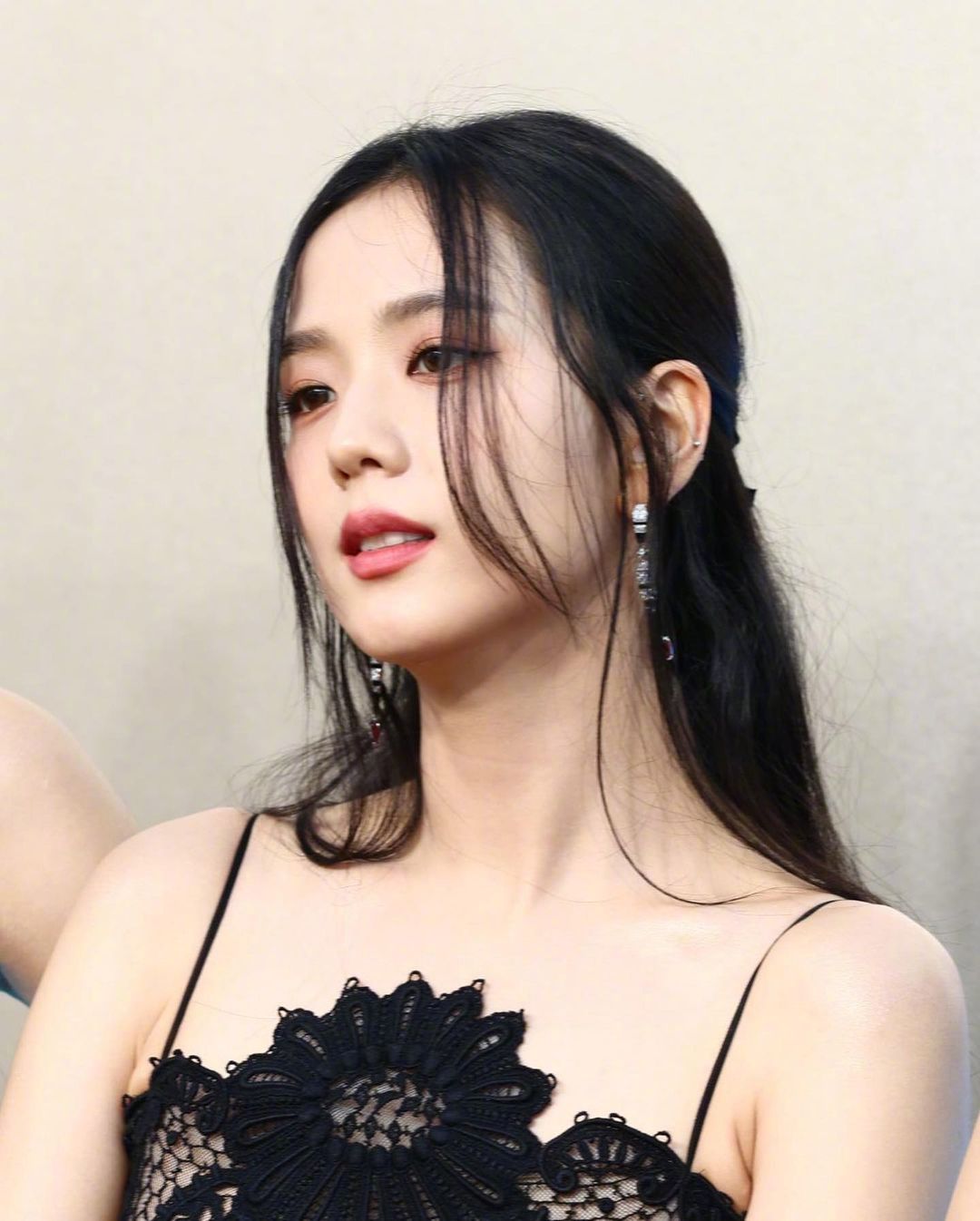 blackpink红毯造型lisa,blackpinklisa穿破洞裤