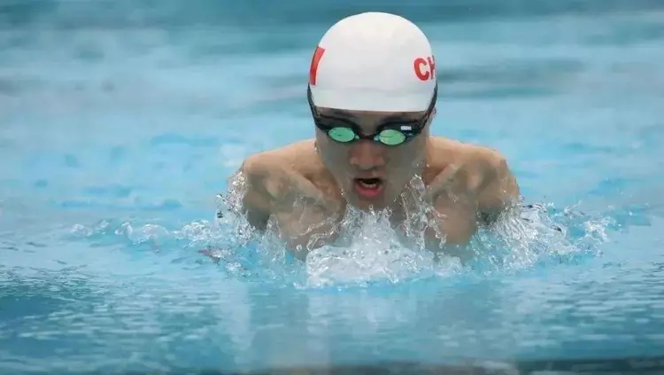 无臂高考状元杨孟衡大型纪录片,杨孟衡用脚写字