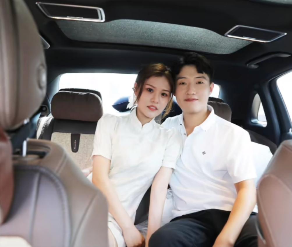 新人太害羞不会拥抱，大妈手把手教学，网友：一看就是相亲认识的