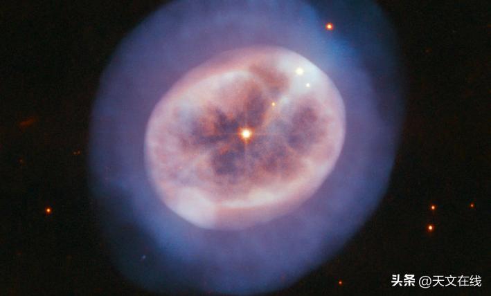 散发耀眼光芒，环绕远古星系，至今为止最完整的爱因斯坦环