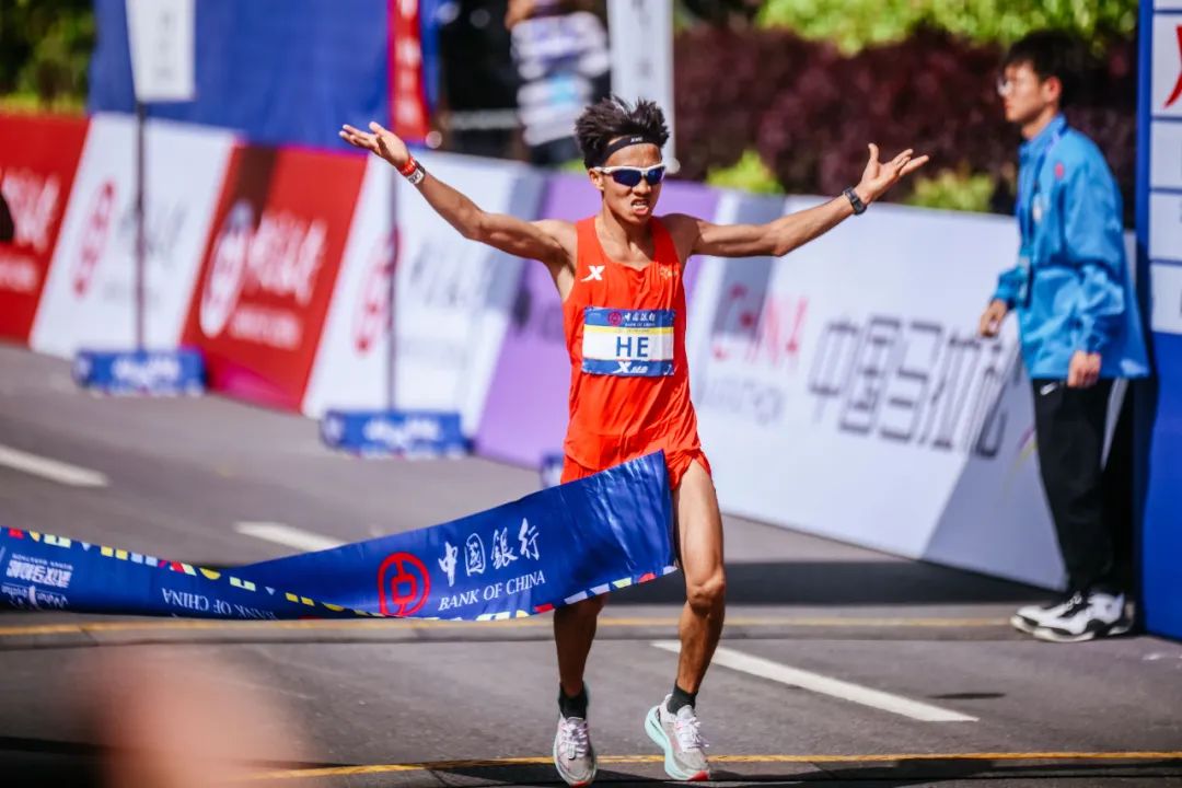 武汉马拉松冠军何杰接受采访,武汉何杰打破马拉松全国纪录