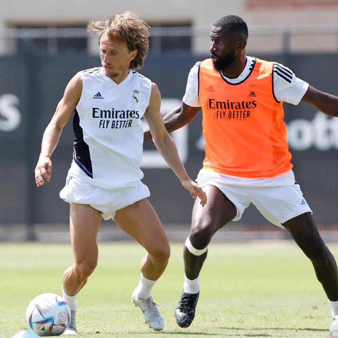 皇家马德里人打足球比赛,皇家马德里和巴塞罗那的国家德比