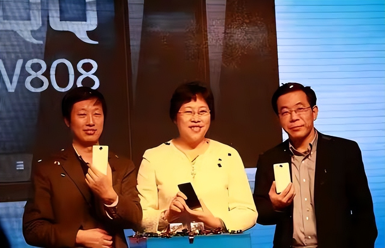 消失12年，如今满血归来！靠手机狂赚42亿的荣秀丽，这些年去哪了