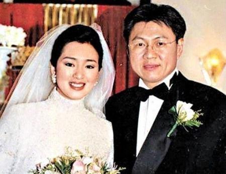 巩俐甘心嫁给70岁法国老头，成为他的第四任妻子，她为何这样选择