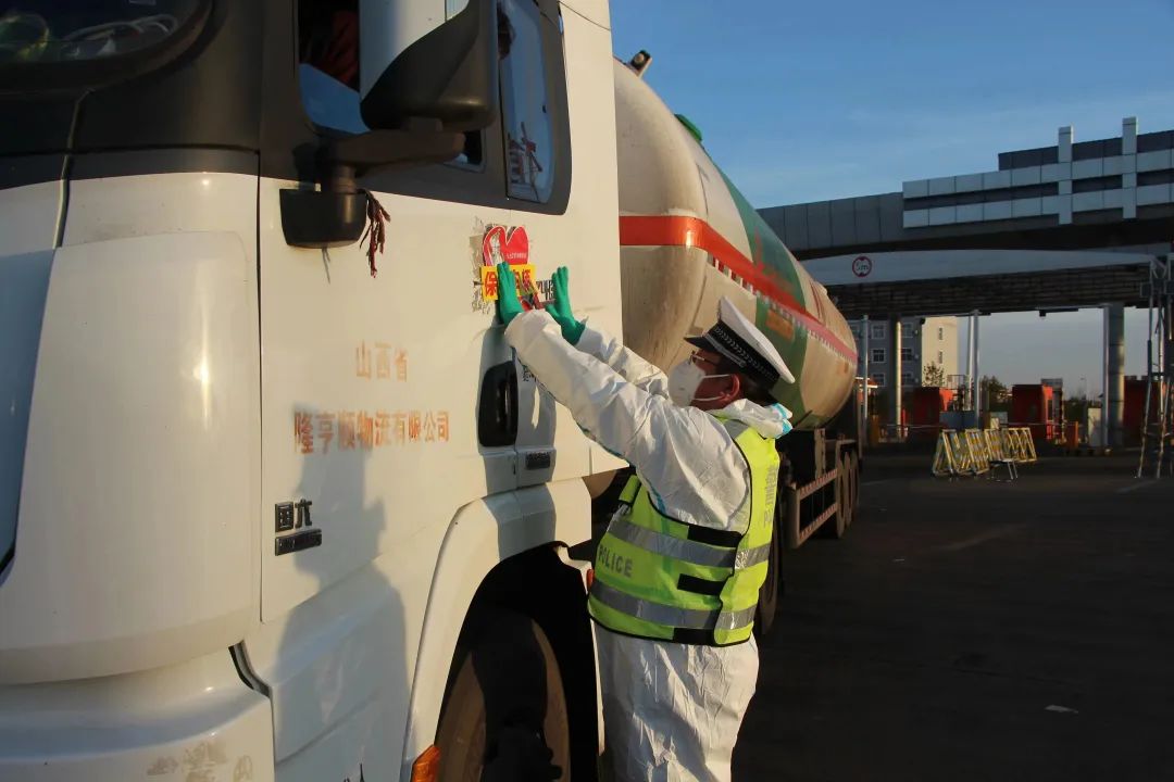 夫妻齐心同上阵抗疫一线当先锋,同心抗疫勇毅前行