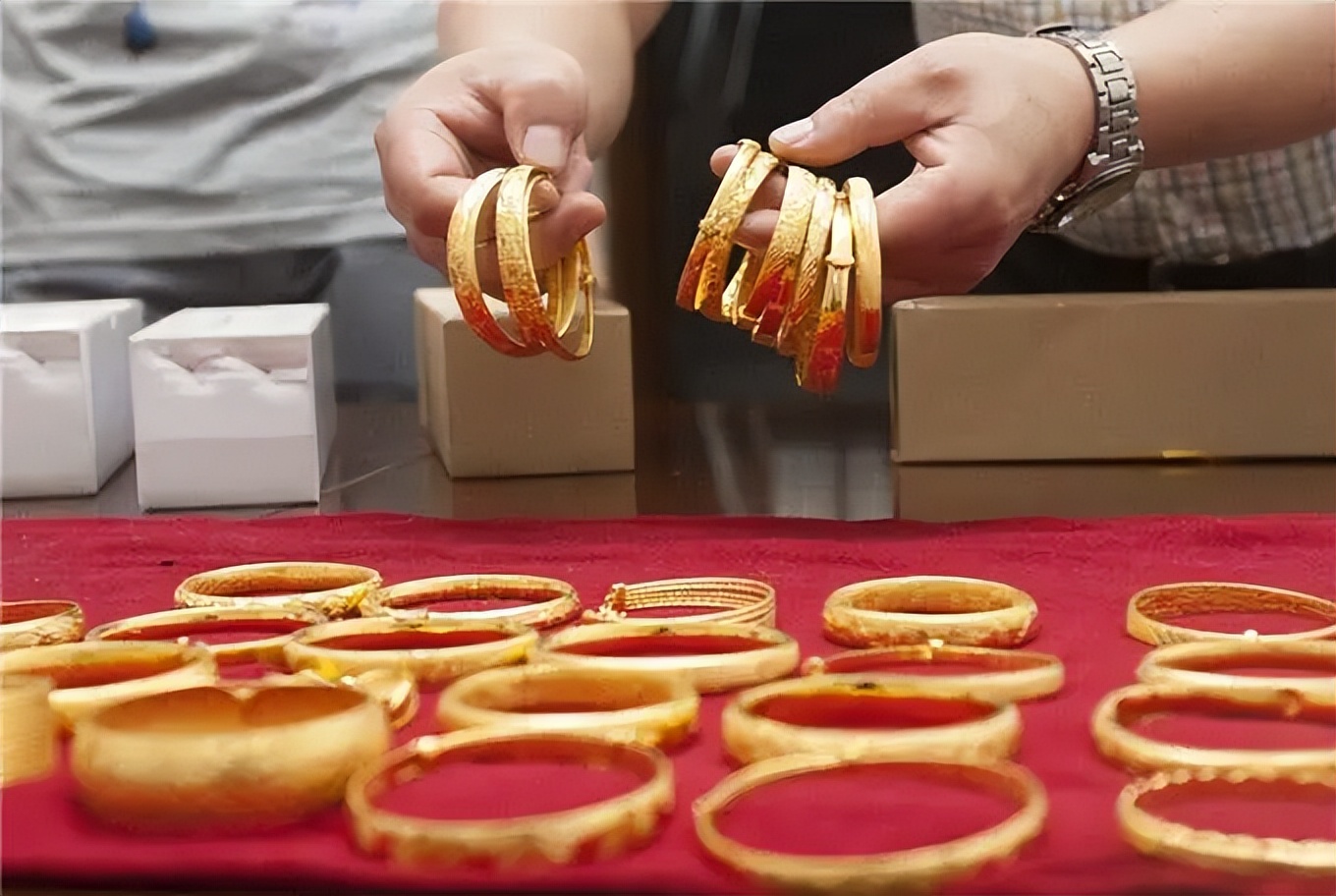 男子订婚买三金被骗,结婚买金器被骗