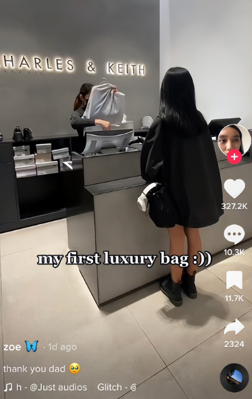 女生晒鞋被爸爸嘲讽原视频,女生晒爸爸买的名牌包