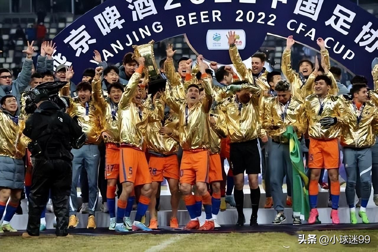 足协杯冠军奖杯被掰坏谁弄坏的,足协杯奖杯掰掉一个角视频