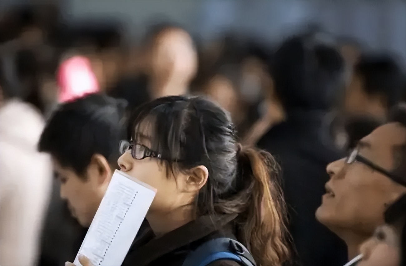 深圳大学对新生太宠爱，通知书变成了箱子，学校回复尽显“格局”