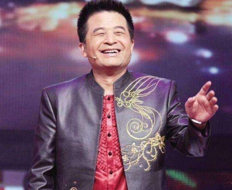 64岁毕福剑近况：满脸皱纹睁不开眼，和普通大爷没啥区别