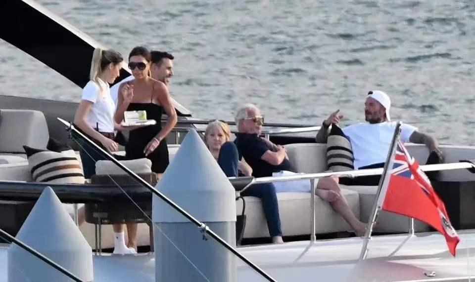 贝克汉姆一家出游被*拍偷**，贝嫂穿吊带裙身材傲人，小贝目不转睛