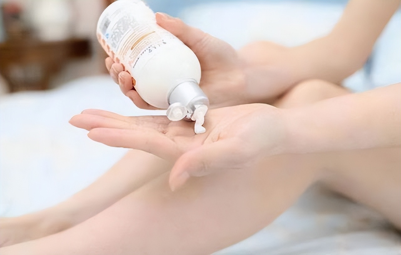 冬天身体干燥起皮屑怎么办穿什么,一脱秋裤就皮屑满天飞