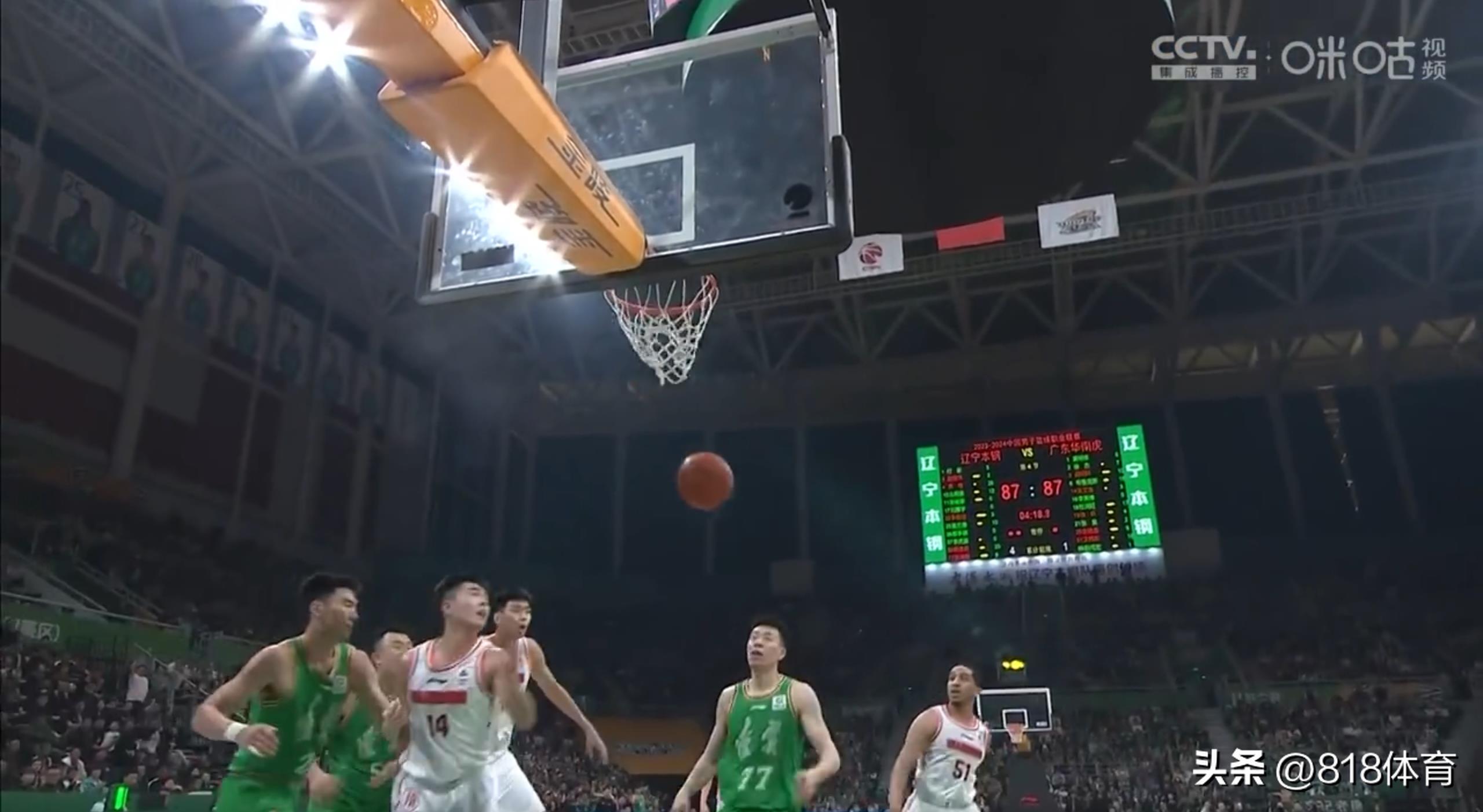 张镇麟撞到沃特斯,张镇麟撞裁判