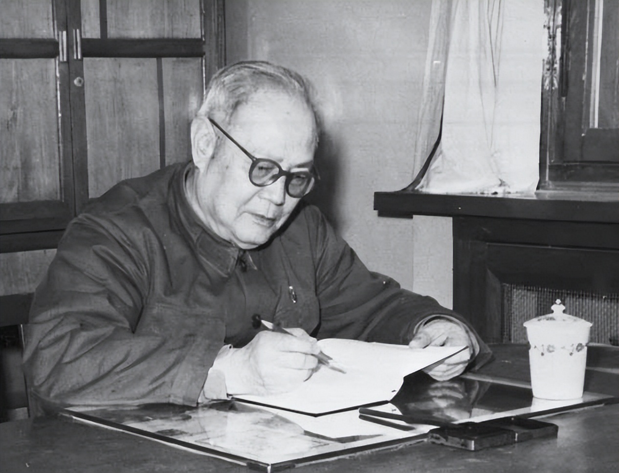 她是叶帅最后一任妻子,生下一双儿女,现年96岁,孙女是知名歌星