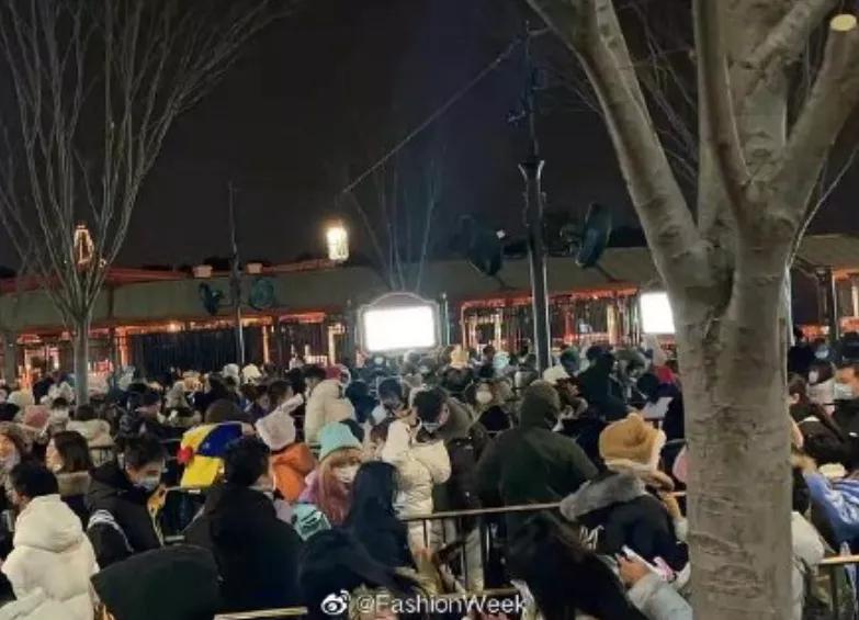 凌晨超5000人买迪士尼玩偶,凌晨3点超5000人迪士尼排队买玩偶