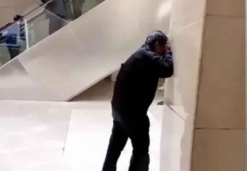 12年湖北双胞胎十指咬秃流血，却不会哭，父母拿到诊断书如遭雷击