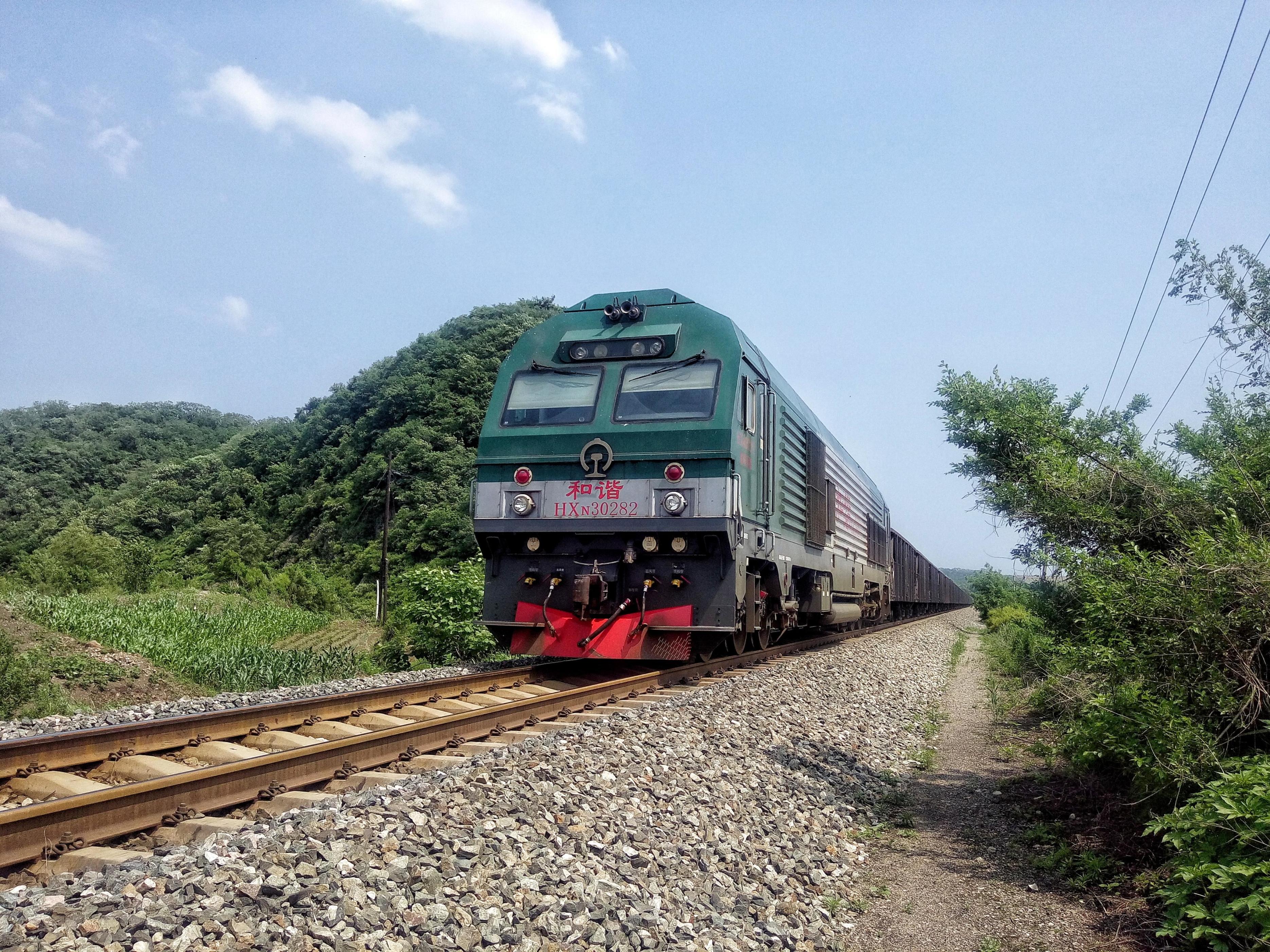 火车上的粪便是直接放到铁轨上吗,为什么火车上的粪便被排到铁轨上