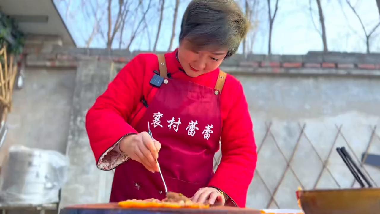 蛋皮怎么做煎熟是金黄色,勺子做蛋皮卷肉