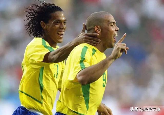 梅西真的比马拉多纳强吗,单论球技马拉多纳和梅西哪个更强