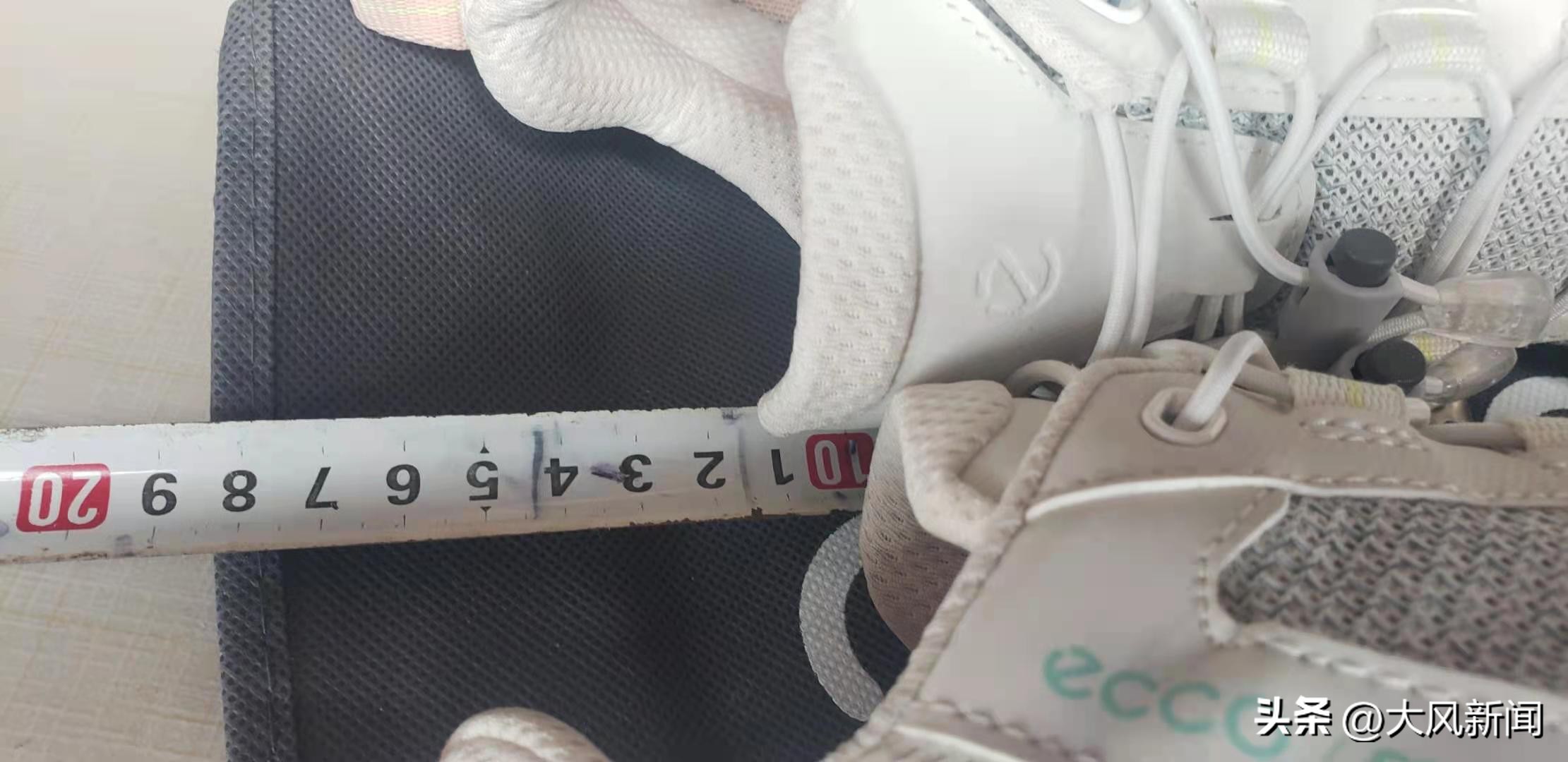 1400多元在专卖店购鞋，一月后发现鞋舌长短不一；商场称0.5CM误差不属质量问题，律师给出消费维权建议