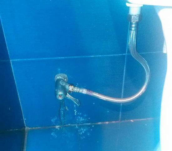 卫生间漏水不敲瓷砖补漏神器,卫生间漏水怎么处理