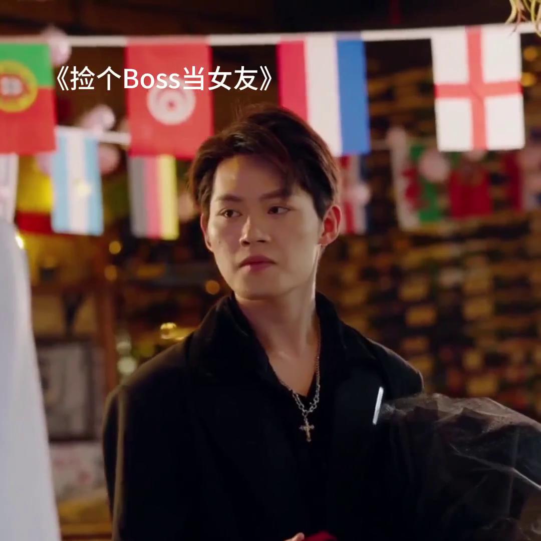 穷小子赚钱给女朋友读书,穷小伙供女友读研被女友抛弃