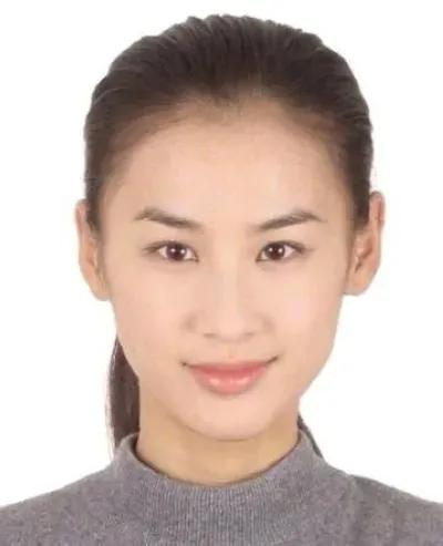 黄圣依：给赵本山下跪，和宋小宝拍吻戏，隐婚8年才被公开身份