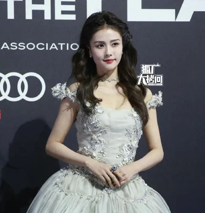 张嘉倪黑裙和网红同框,张嘉倪风波后首晒美照