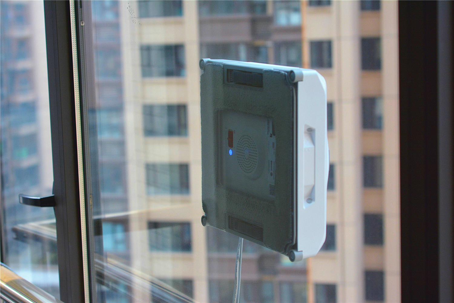 科沃斯擦窗教程,双向自动喷水擦玻璃