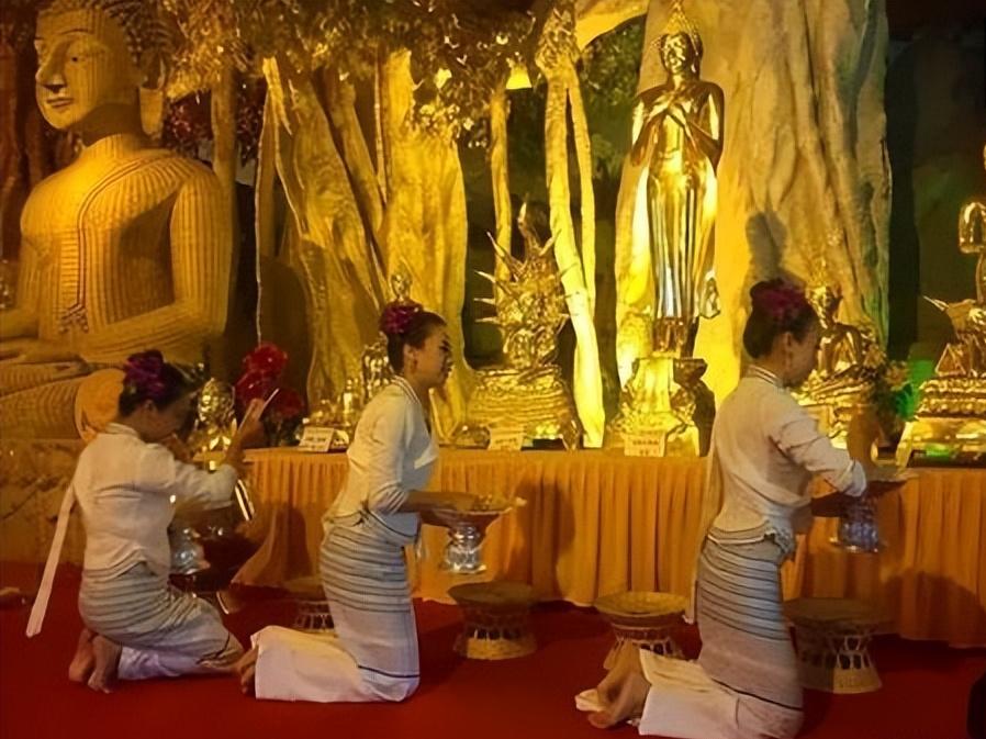 云南西双版纳傣族泼水节一览表,西双版纳一年一度的傣族泼水节