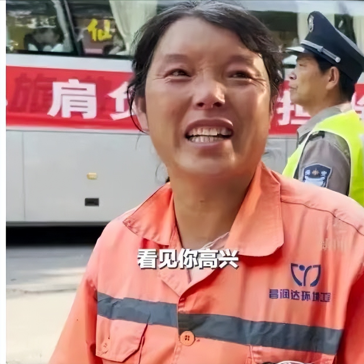 突然,让人泪目的高考考场前相拥的环卫工母子,做了个重大的决定