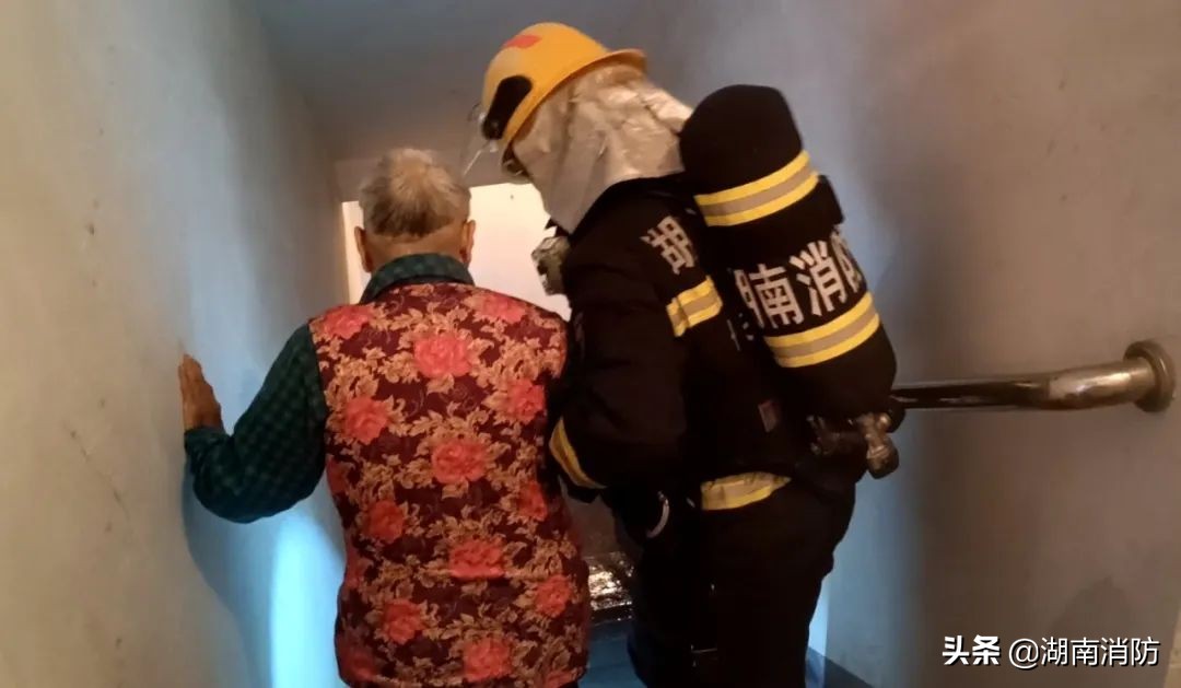 重庆一居民楼突发火灾致6人身亡,居民楼24层突发火灾现场黑烟滚滚