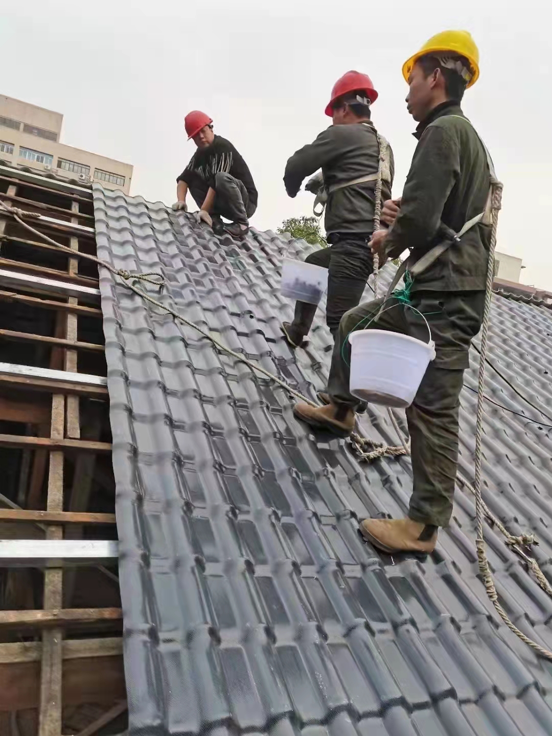 房子屋顶翻新改造换瓦材料,树脂瓦屋顶漏水最佳处理方法