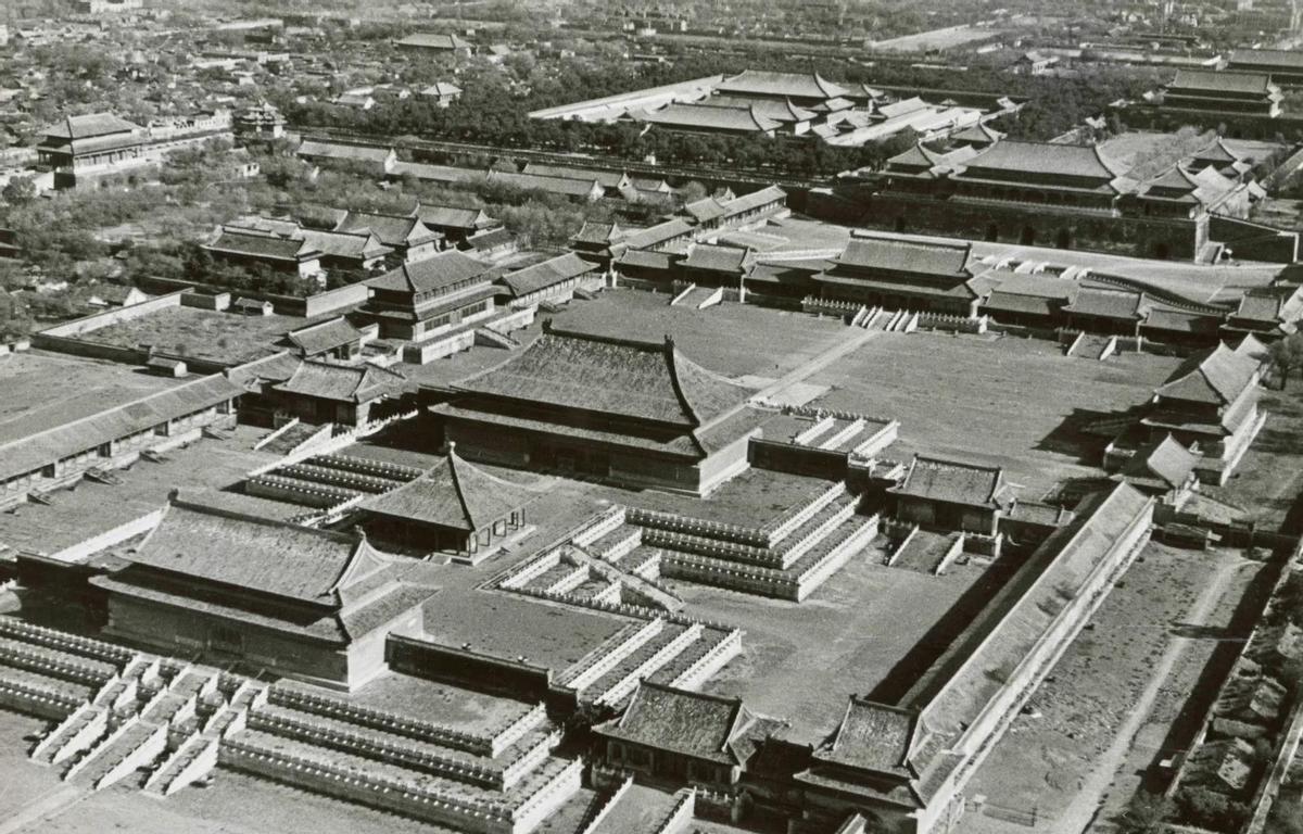 高清老照片：旗人格格大腿岔开豪放洗衣，地主三妻四妾不输女明星