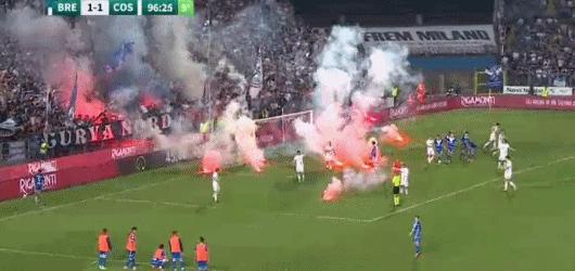 95分钟遭绝杀，112年老店再降级！球迷入场斗殴，焚烧汽车