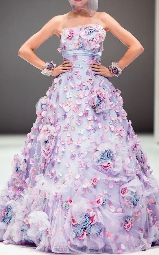 亚洲婚纱女王杀进内娱，女星们集体坐不住了