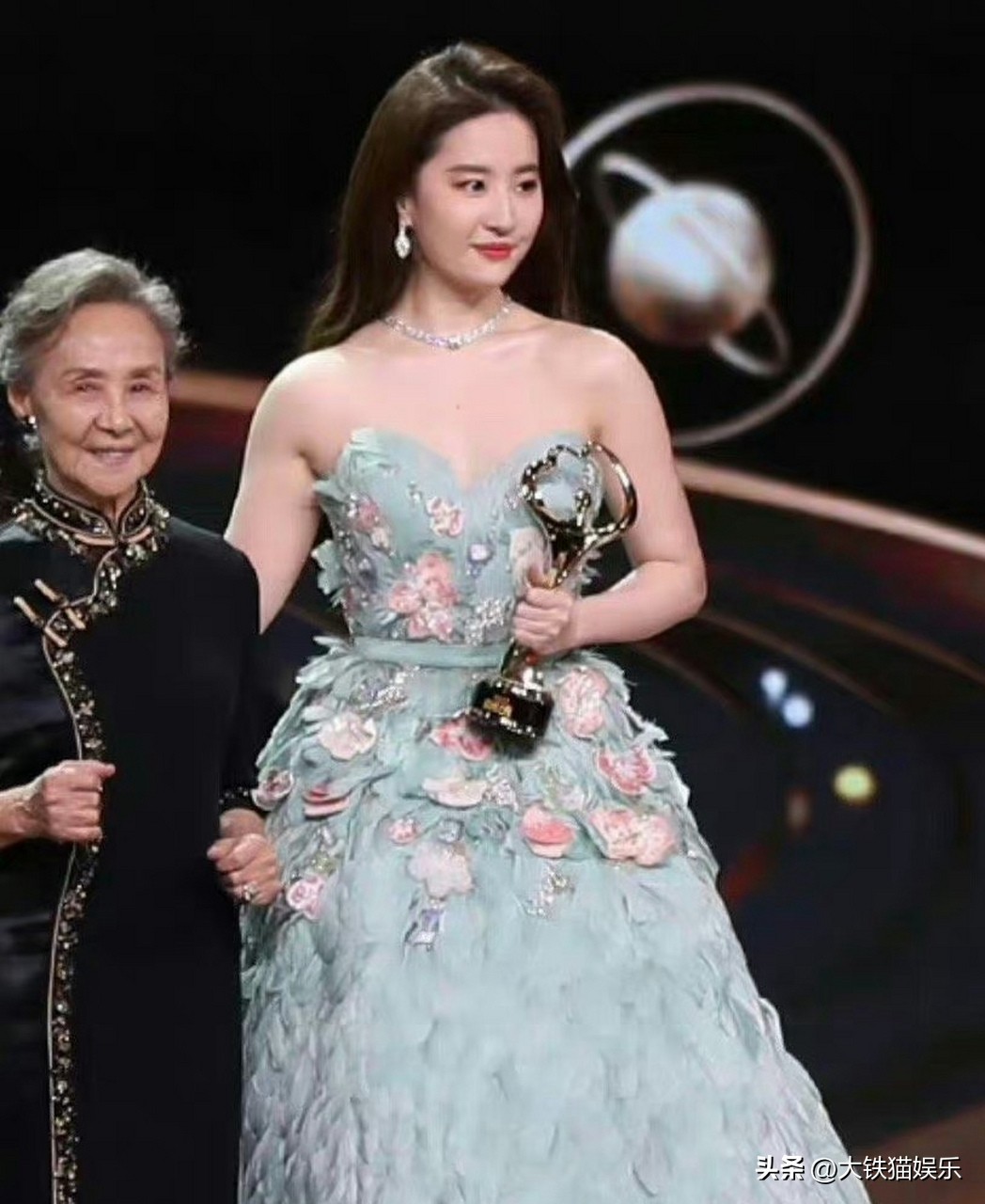 张嘉倪“假屁股”揭露了女星的伪精致，从头假到脚，还有啥是真的