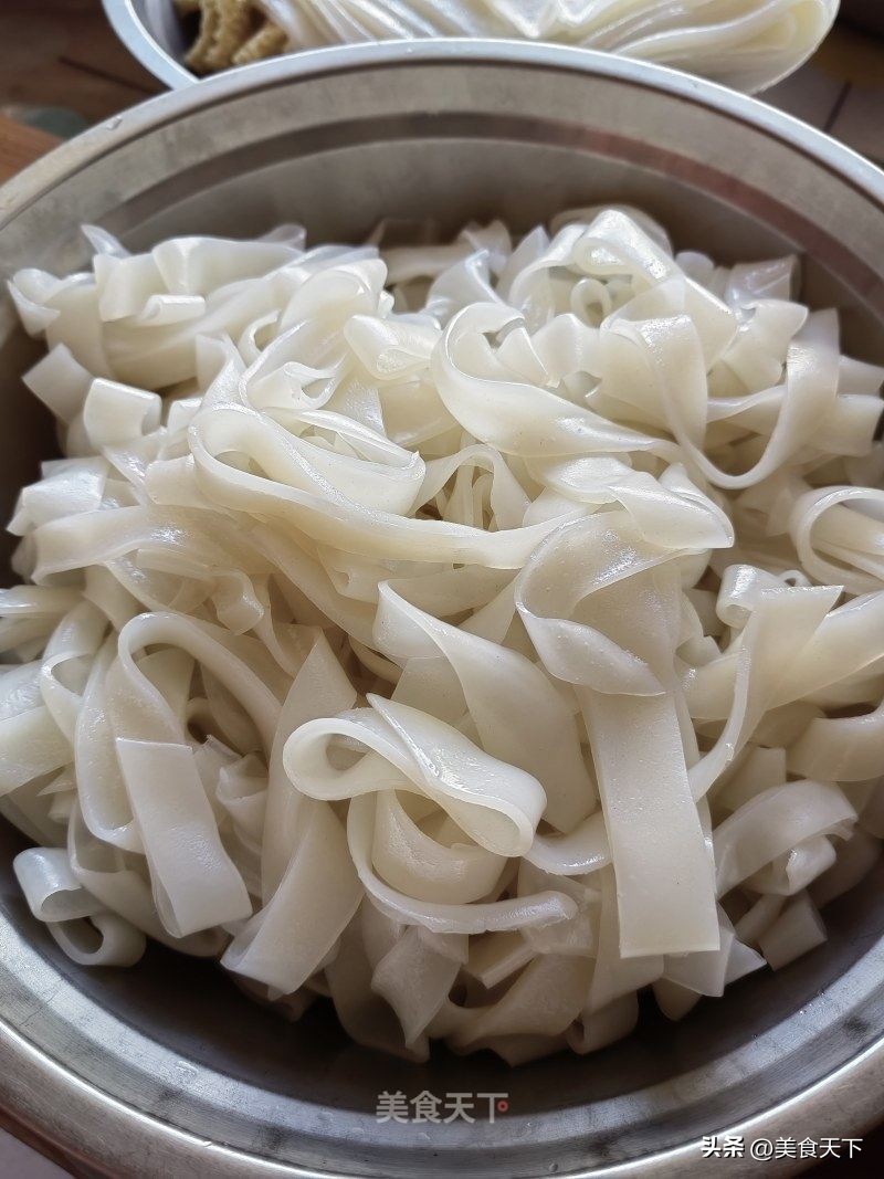 外面卖的凉皮是什么做的,外面买的凉皮还要煮吗